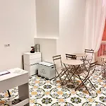 La Maison Di Partenope Bed & Breakfast 4*